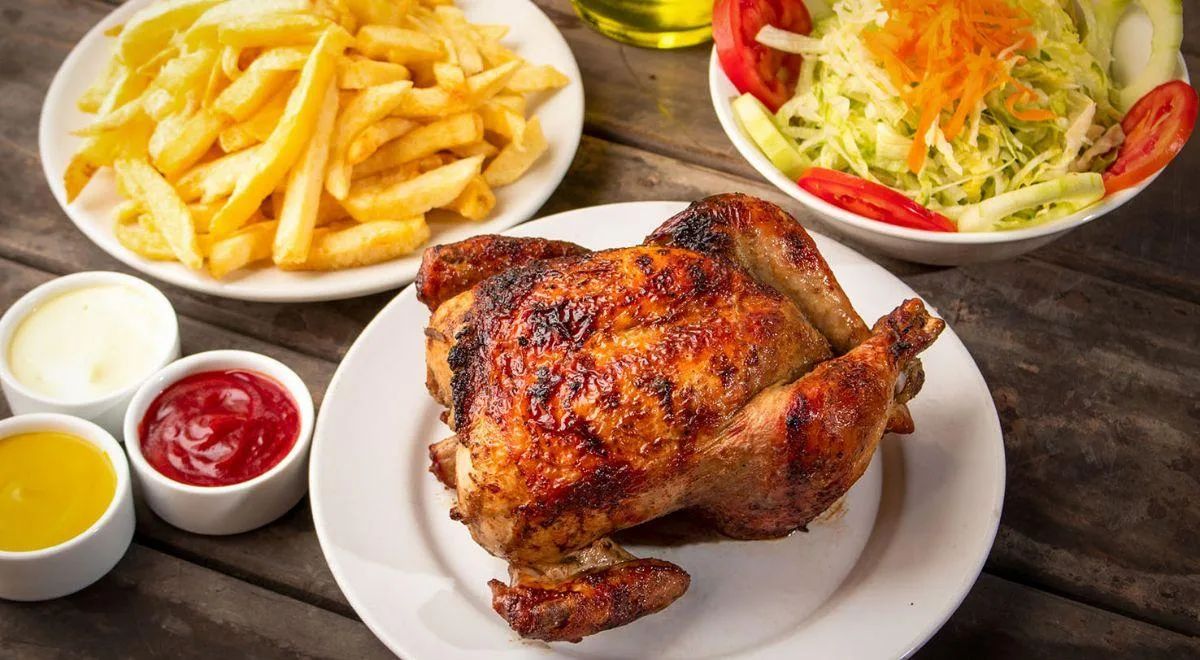 Pollo a la brasa con papas y ensalada