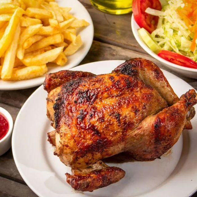 Pollo a la brasa con papas y ensalada